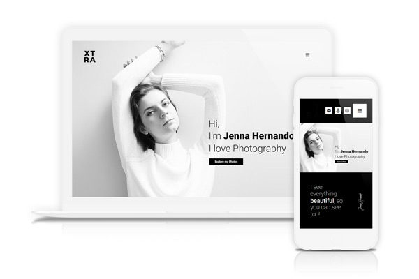 Auf einem Laptop und einem Smartphone wird eine minimalistische, in Weiß gehaltene Website einer Fotografin namens Jenna Hernando angezeigt. Auf dem Laptop ist ein Schwarzweißporträt zu sehen, während auf dem Telefon eine kleinere Version der Website angezeigt wird.